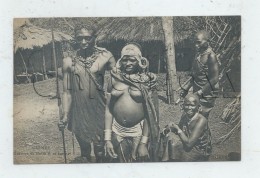 Guinée : Guerrier Bofla Et Sa Femme Avec Seins Nus Dans Un Village En 1910 (animé) PF. - Guinée