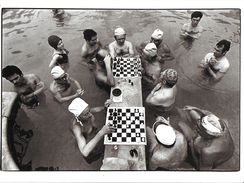 JEU JEUX ECHECS CHESS PHOTOGRAPHIE LAURENCE BRUN BUDAPEST MAI 1980 BAIN RIVIERE PISCINE - Schach