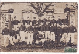 Carte Postale Photo Militaire Français BERNAY (Eure) Caserne Et Sodats Du 24 ème Régiment D'Infanterie (Attention PLI) - Bernay