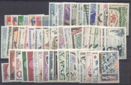 Année 1960 ** 53 Timbres Conservés En Pochette - 1960-1969