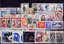 Année 1961 **44 Timbres Conservés En Pochette - 1960-1969