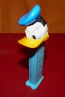 ASSEZ ANCIEN Distributeur PEZ DONALD PAS CONTENT - Pez