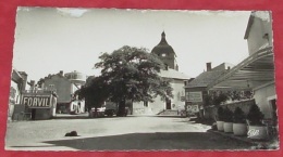 63 - St Gervais D'auvergne - Station Climatique - La Mairie Et L'église - La Place De La Gendarmerie ----------- 363 - Saint Gervais D'Auvergne