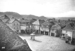 46-BRETENOUX-EN-QUERCY- LA PLACE DES COUVERT ET A L'ARRIERE PLAN , LE CHATEAU DE CASTELNAU - Bretenoux