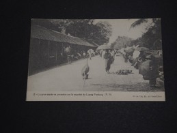 LAOS - Carte Postale De Luang Prabang , La Grue Sacrée Se Promenant Sur Le Marché - A Voir - L 680 - Laos