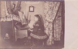 Lot De 2 Carte Photo Dpt 80 @ BRAY Sur SOMME @ Leçon De Piano D´une Fillette En 1905 - Musique Pianiste - Bray Sur Somme