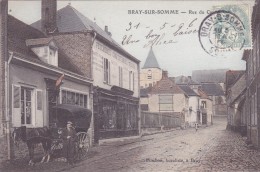 CPA 80 @ BRAY Sur SOMME @ Rue Du Castel En 1906 - Calèche Attelage Devant Le Bureau De Tabac Et Le Magasin De Vêtements - Bray Sur Somme