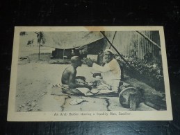 AN ARAB BARBER SHAVING A SWAHILY MAN, ZANZIBAR - ARABIE (R) - Andere & Zonder Classificatie