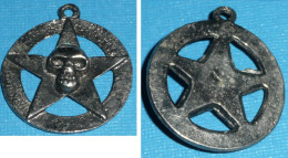 Rare Pendentif En Métal, étoile à 5 Cinq Branches, Tête De Mort, Crane - Pendants