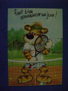 CP FANTAISIES - ANIMAUX HABILLES - CHIEN JOUANT AU TENNIS - FAUT BIEN COMMENCER UN JOUR! - Animali Abbigliati