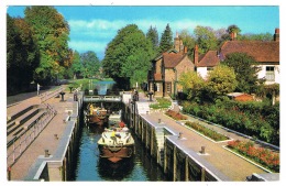 RB 1105 - Postcard - Boulter's Lock & Canal Boats - Maidenhead Berkshire - Autres & Non Classés