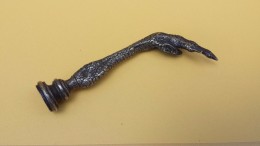 Superbe Sceau à Cacheter En Forme De Patte De Cocq XIXe Siècle En Bronze Argenté - Bronzen