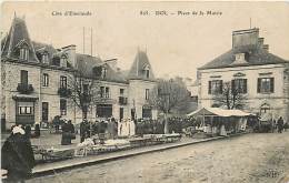 DOL PLACE DE LA MAIRIE  JOUR DE MARCHE - Dol De Bretagne