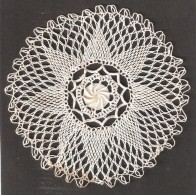 Petit Napperon Ancien,  Motif Rosace étoile, Au Crochet ? Diamètre 10,2 Cm , TB - Tablemates