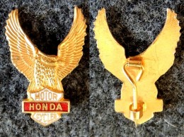 Ancienne Broche (insigne) Des Motos HONDA  "biker Eagle"  (fabrication Anglaise) Métal Doré émaillé Rouge & Blanc - Motor Bikes