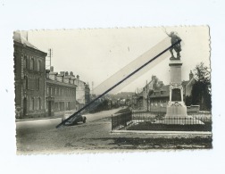 CPSM   -  Beauval  -    La Rue Du Bourg Et Le Monument   (voiture,auto Ancienne  ) - Beauval