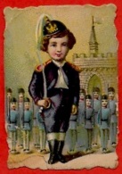 En L´état Mini Chromo DECOUPI (hauteur = 3,7 Cm) Enfant Déguisé En Soldat Au Garde à Vous * Gaufré Embossed - Ragazzi