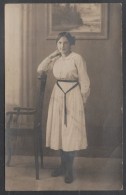 SARRE UNION / 1920 VRAIE CARTE PHOTO - JEUNE FEMME (ref CP551) - Sarre-Union