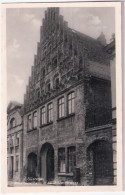 GÜSTROW Altes Giebelhaus In Der Mühlenstraße Schild Lübzer Brauerei Rechts Am Tor Ungelaufen - Güstrow