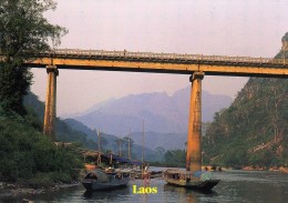 Laos  - A Parking Place For Boat Transit  - Transport  - Bateaux  - Pont - Laos