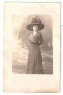 Portrait De Jeune Femme En Robe  Et Chapeau :au Verso " Marthe REALI , Agée De 19 Ans , Juillet 1911", TB - Genealogia