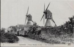 CPA Moulin à Vent Non Circulé SAUMUR - Windmühlen