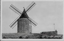 CPSM Moulin à Vent Non Circulé Arles - Windmolens