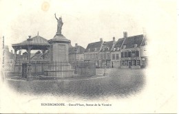 NORD - 59 - HONDSCHOOTE - Grand Place - Statue De La Victoire - Hondshoote