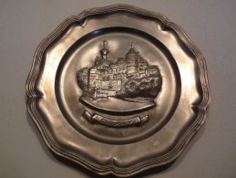 ASSIETTE ETAIN -- CHÂTEAU DE CHIMAY -- - Diamètres 22,5 Cm - Poids: 400 Gr - Etain 92% - Exclusivité MACQ - Etains