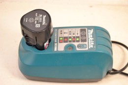 Chargeur + Batterie Makita Pour Visseuse HP330D,  BL1013 Li-ion DC10WA - Outils Anciens