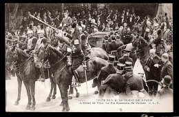 CPA ANCIENNE- FRANCE- RECEPTION D'ALPHONSE XIII A PARIS- L'HOTEL DE VILLE- LE ROI DESCENDU DE LA VOITURE- CAVALIERS - - Ricevimenti