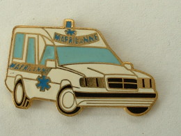 Pin´s MERCEDES - AMBULANCES MAPRILANNE - Mercedes