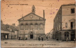 51 AY - L'hotel De Ville Et La Rue Du Chemin De Fer. - Ay En Champagne