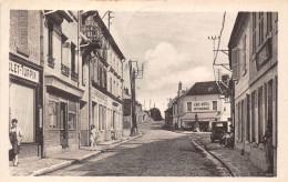 02-FERE-EN-TARDENOIS- PLACE DE LA DEESSE , RUE DE REIMS - Fere En Tardenois