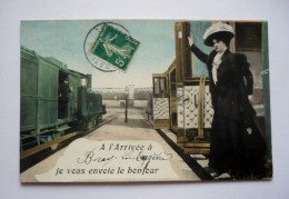 95- Train - Femme - A  L'ARRIVEE A  BRAY-LU , JE VOUS ENVOIE LE BONJOUR - Bray-et-Lû