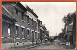 Carte Postale 62. Bertincourt  La Gendarmerie Et La Rue Georges Clémenceau  Trés Beau Plan - Bertincourt