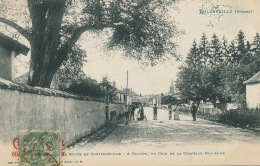 BULGNEVILLE - Route De Contrexéville - A Gauche, Un Coin De La Chapelle Sainte Anne - Bulgneville
