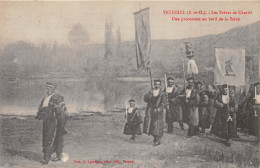 95-VETHEUIL- LES FRERES DE CHARITE- UNE PROCESSION AU BORD DE LA SEINE - Vetheuil