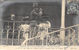 PARIS - ALPHONSE XIII A PARIS EN 1905 , S. M .LE ROI COURSES D´AUTEUIL , SALUE UN INTIME QU´IL ARECONNU DANS LA TRIBUNE - Autres & Non Classés