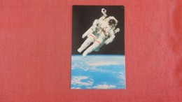 Mission Specialist Bruce McCandless Zips Through Space--ref  2296 - Espace