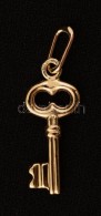 Arany Kulcs Medál, Au., 14K, Nettó:0,9gr., Jelzett, 2cm / Gold Key Pendant , Au 14K Net. 0,9gr,... - Altri & Non Classificati