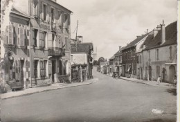 D64 - LEMBEYE - LE CENTRE DU VILLAGE ET LA GENDARMERIE - CPSM Grand Format (carte Abîmée Sur La Gauche) - Lembeye