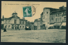 MIREBEAU EN POITOU - Place D'Armes - L'Hôtel De Ville - Mirebeau