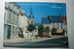 D 45 - Artenay - La Place De L'hôtel De Ville Et Le Clocher De L'église Saint Victor - Voiture - Artenay