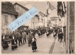 THONON LES BAINS - Un Défilé Dans Une Rue  ( Photo 18 Cm X 13 Cm ) En L'état - Thonon-les-Bains