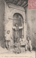 ALGER  ALGERIE   CPA  ENFANT ARABES 0 LA PORTE DE LA MAISON - Algiers