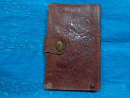 Ancien Porte Feuille  En Cuir Début 20eme Siècle. Idéal Pour Reconstitution - Other & Unclassified