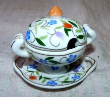 JOLIE BOITE PORCELAINE DE LIMOGES PA FORME SOUPIÈRE AVEC SOUCOUPE DÉCORÉE TBE - Scatole/Bauli