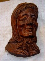 SCULPTURE A ACCROCHER EN BOIS TÈTE DE VIEILLE FEMME TBE - Wood