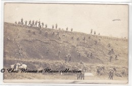 RECONSTITUTION D UNE BATAILLE SUR UNE COLLINE - CARTE PHOTO MILITAIRE - Manoeuvres